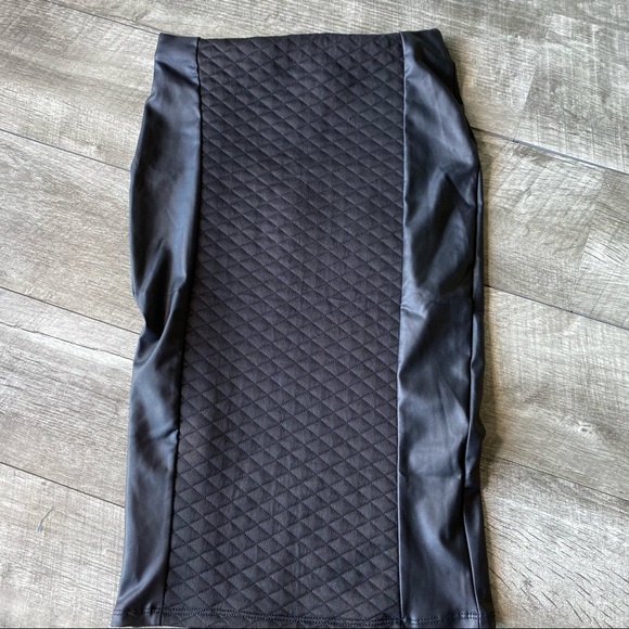 4FOR25 Black a line leather quilted long skirt - Picture 4 of 5